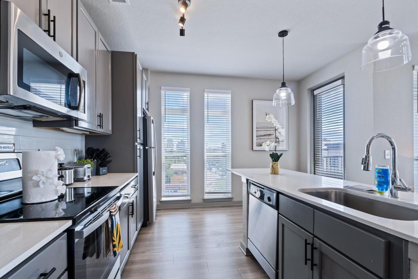 Avenue 2 Bed Mins From Tropicana Field