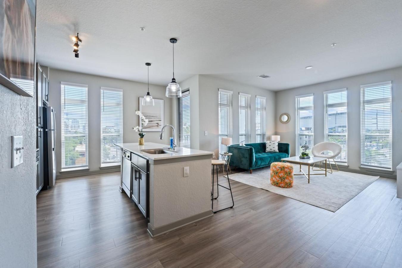 Avenue 2 Bed Mins From Tropicana Field Apartment