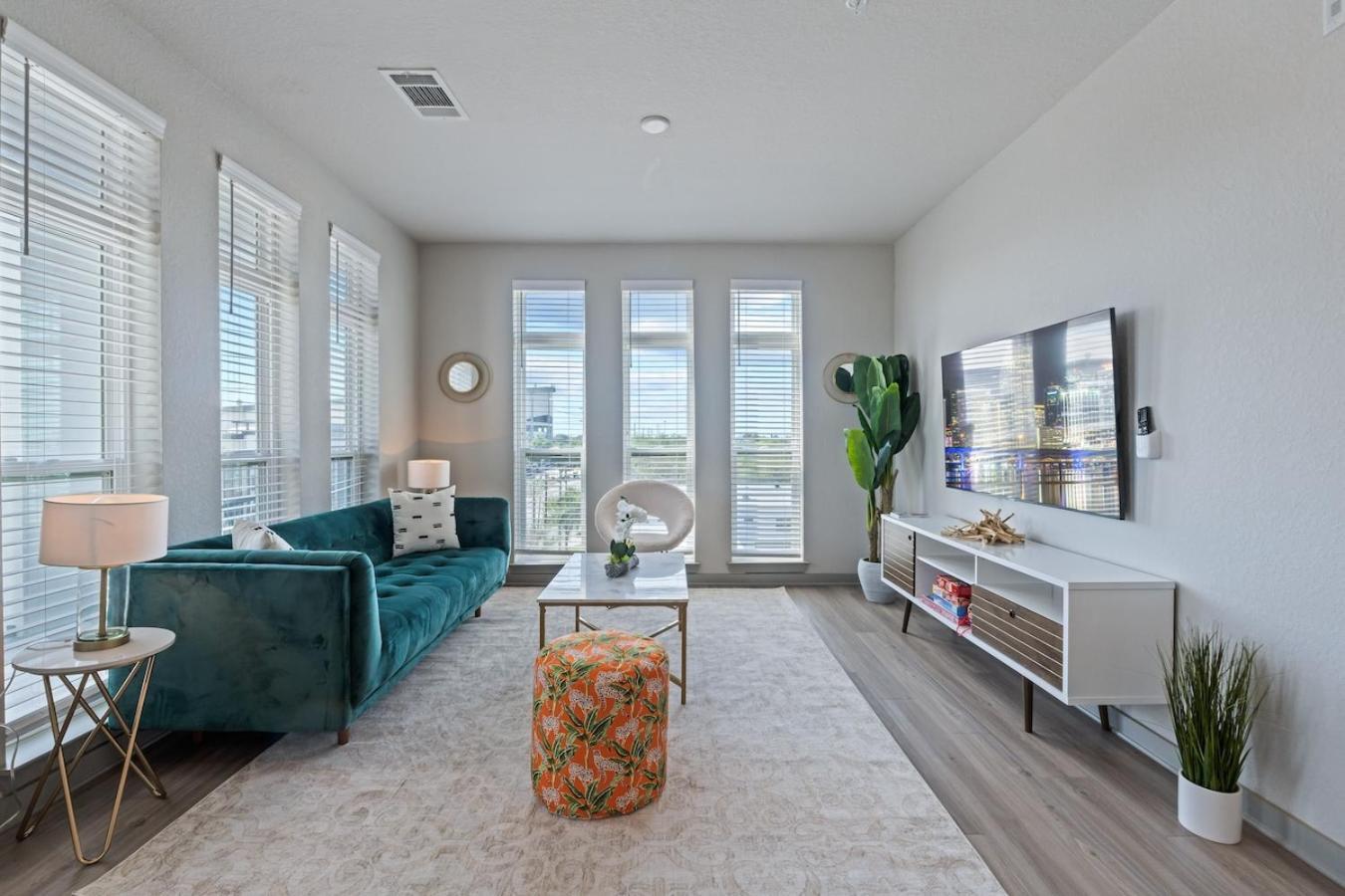 Avenue 2 Bed Mins From Tropicana Field *