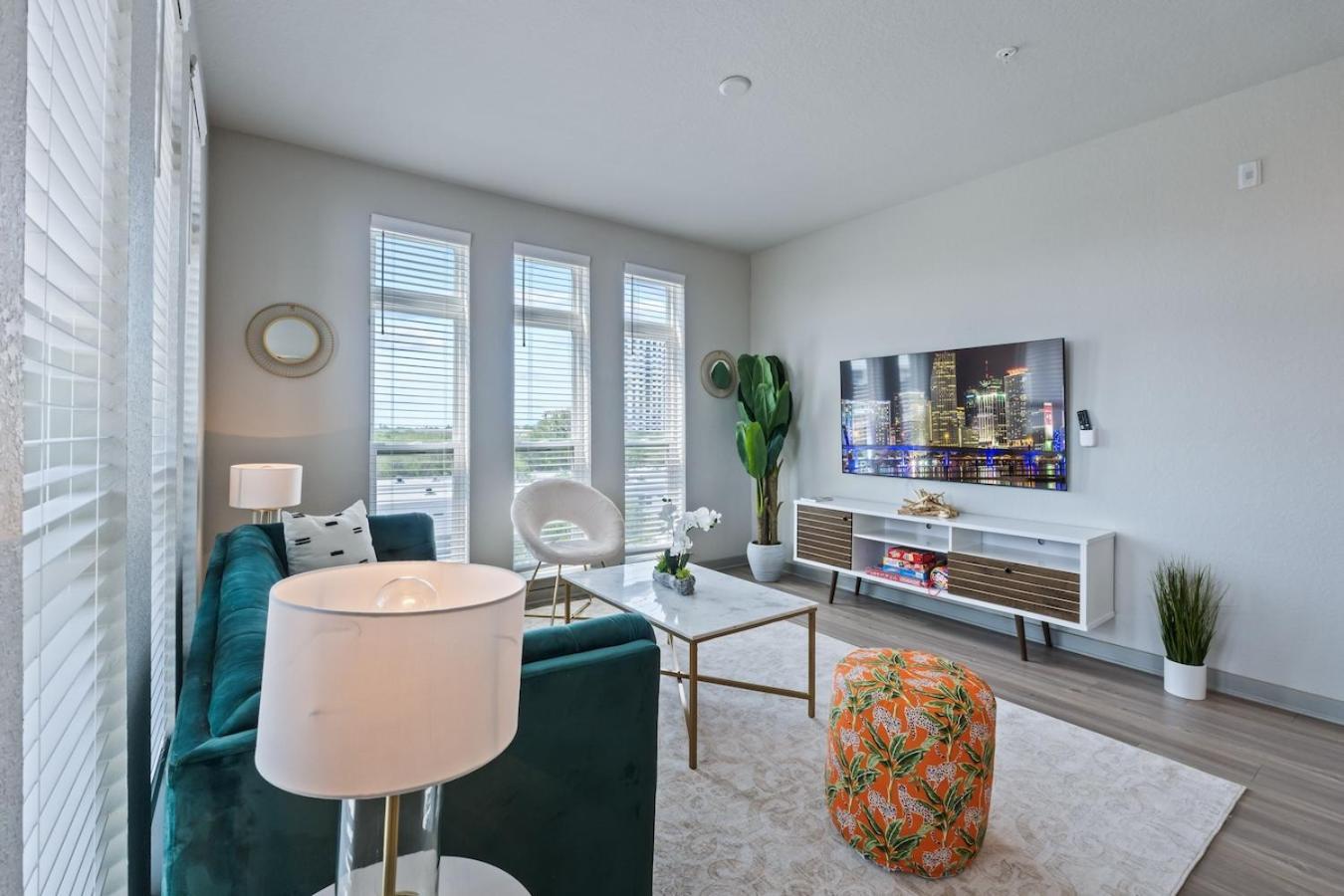 Avenue 2 Bed Mins From Tropicana Field