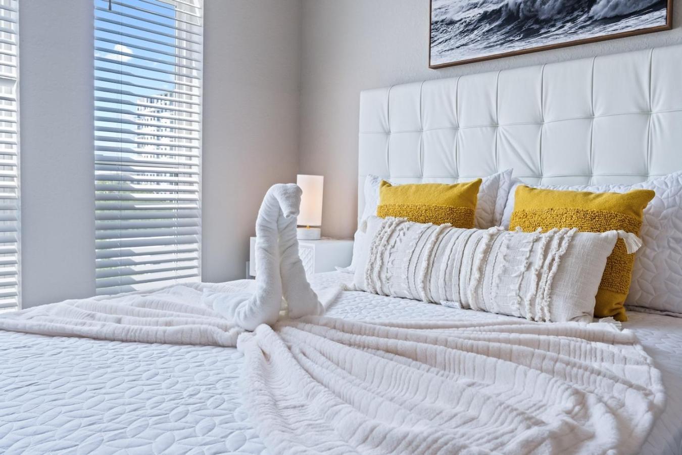 Avenue 2 Bed Mins From Tropicana Field