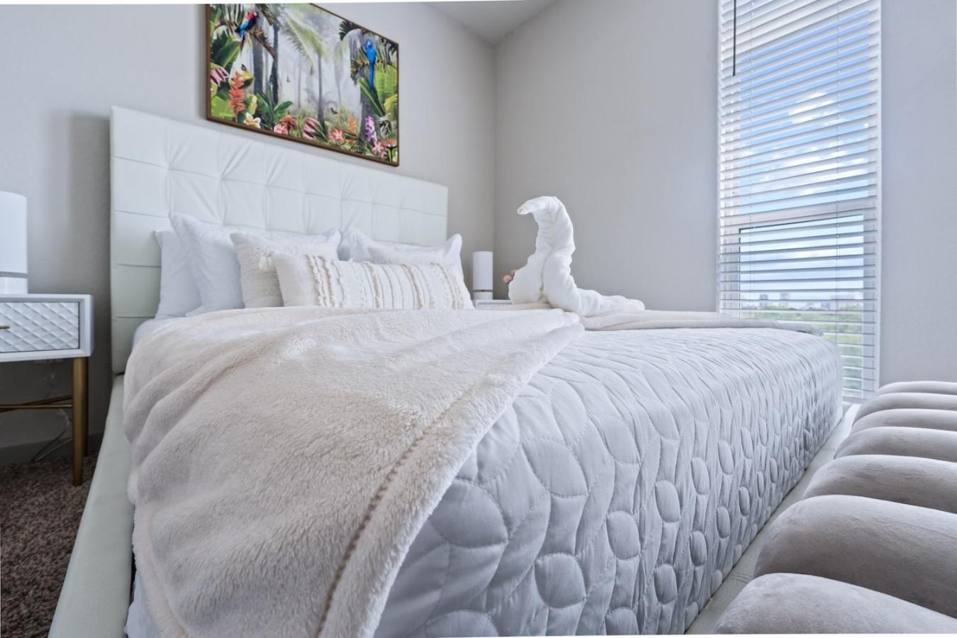Avenue 2 Bed Mins From Tropicana Field Apartment