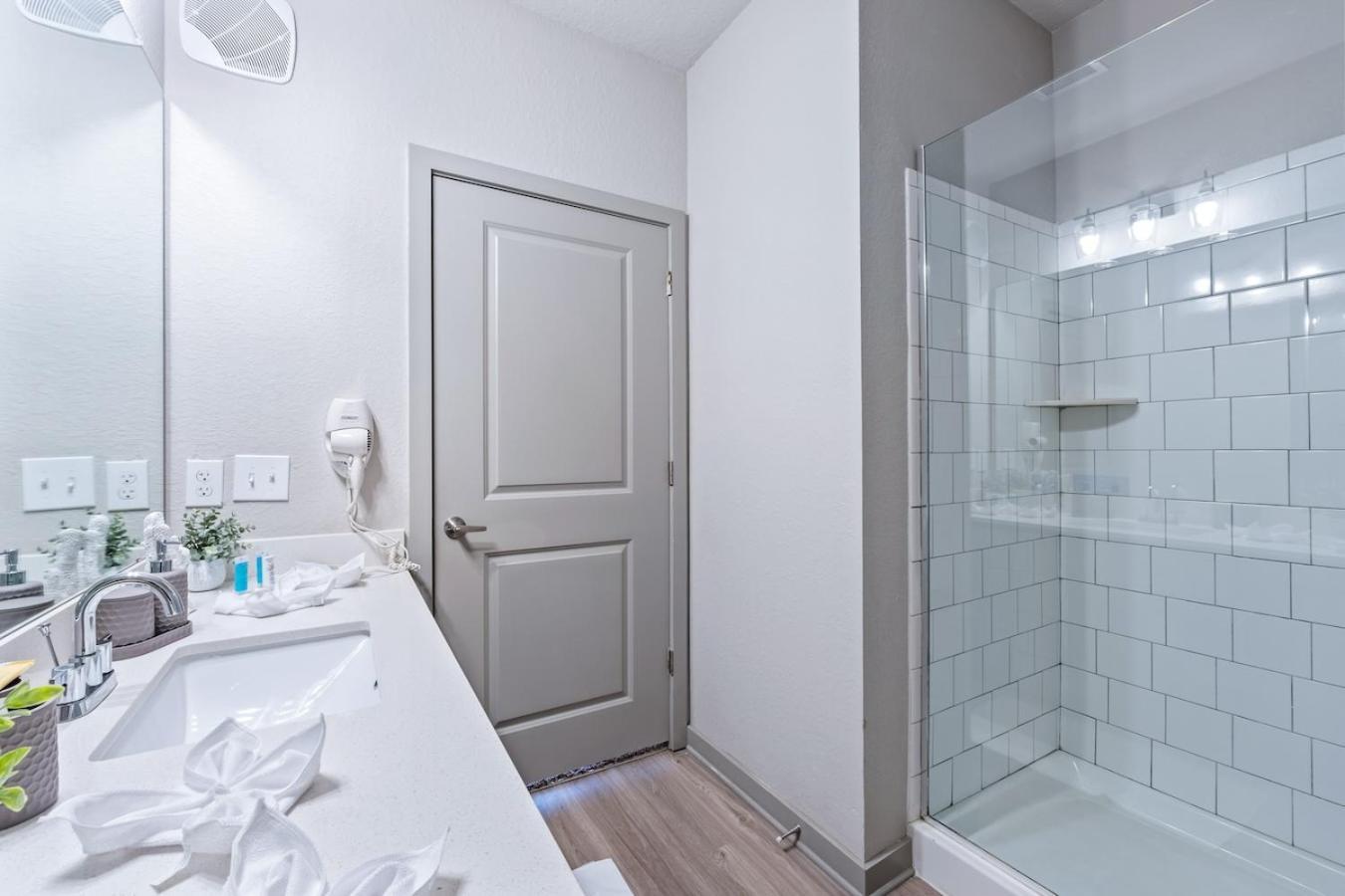 Avenue 2 Bed Mins From Tropicana Field *