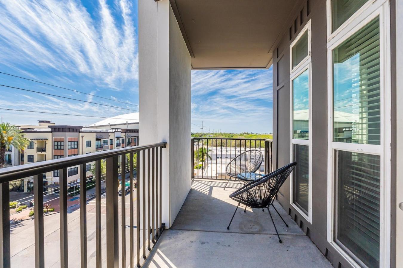 Avenue 2 Bed Mins From Tropicana Field Apartment *